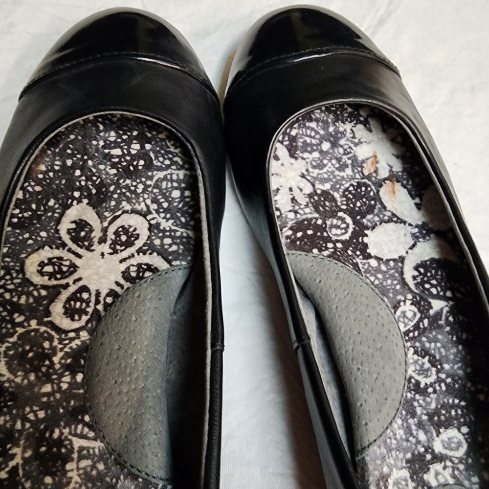 Softwalk Women's Black Flats with Glossy Toe Size 8.5 - Picture 4 of 6